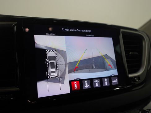 Used 2022 Chrysler Pacifica Touring-L w/ Uconnect Theater Family Group image 23