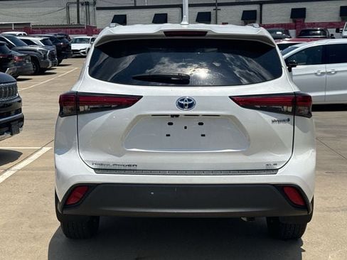 Used 2023 Toyota Highlander Bronze Edition FWD image 5