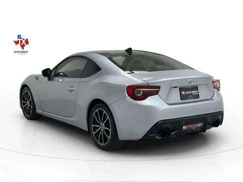 Used 2017 Toyota 86 image 4