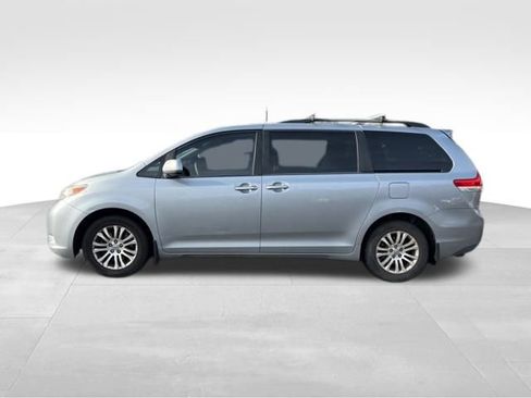 Used 2011 Toyota Sienna XLE image 36