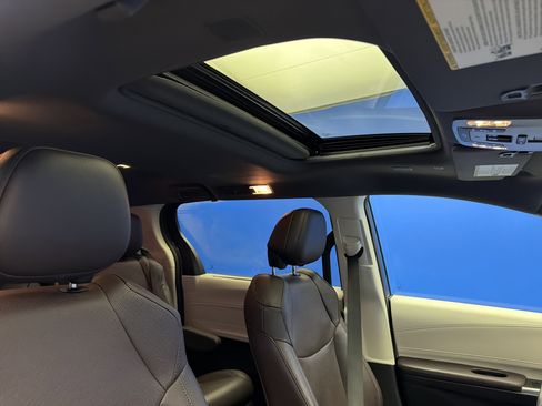 Used 2023 Toyota Sienna Platinum image 27