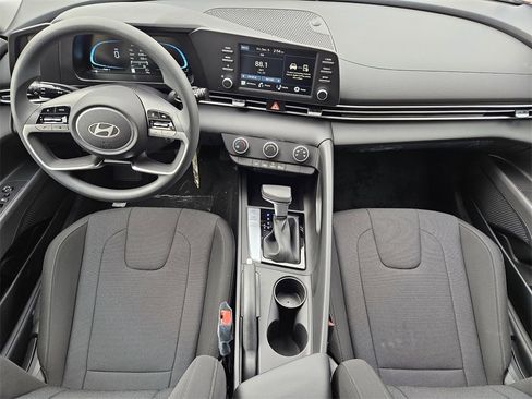New 2025 Hyundai Elantra SE image 24
