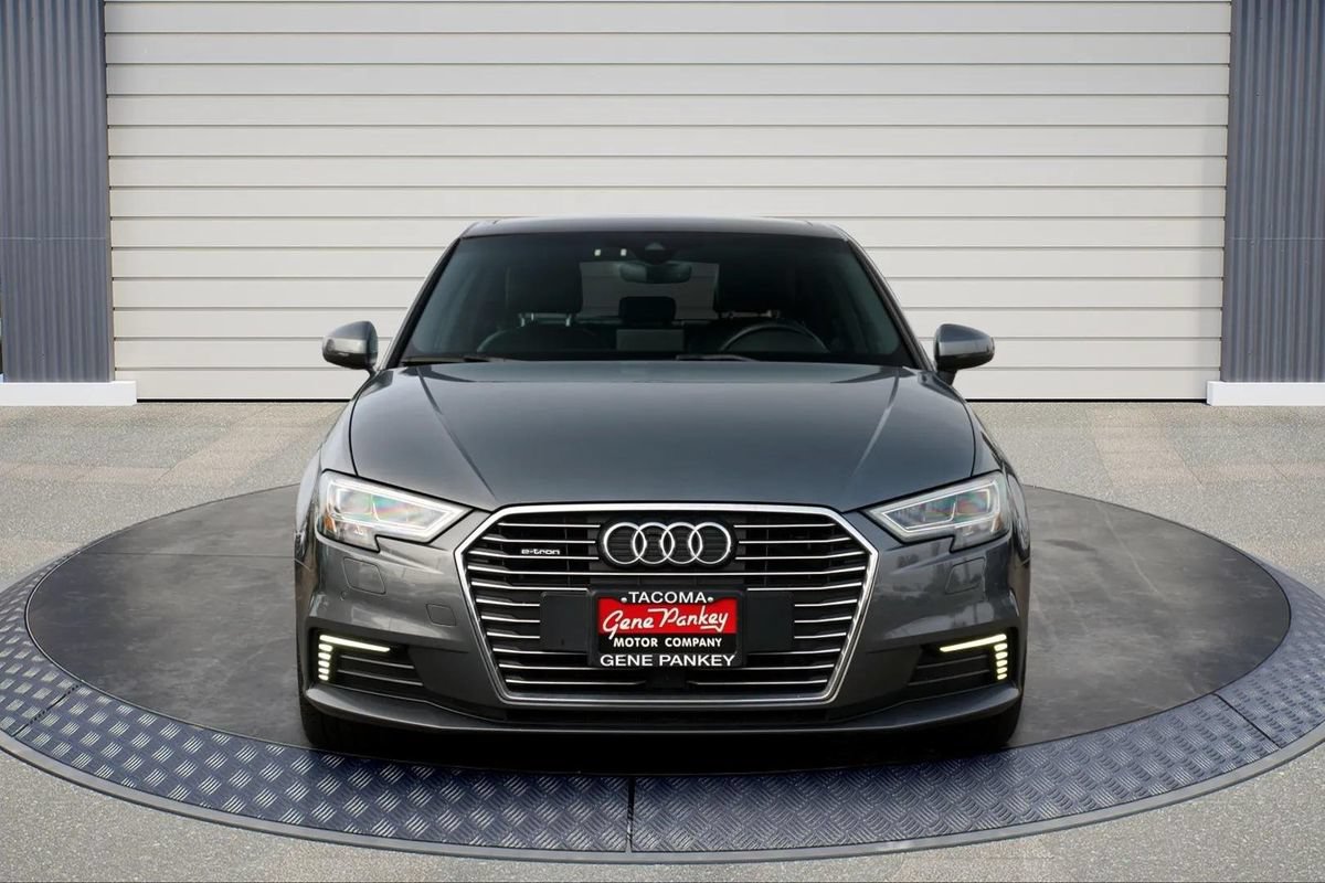 Used 2017 Audi A3 e-tron Prestige FWD image 2