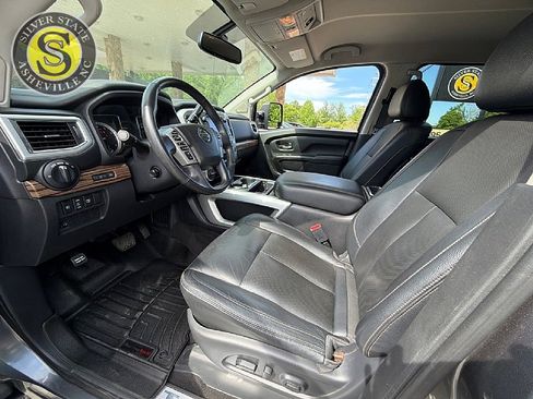 Used 2018 Nissan Titan SL w/ Chrome Package AWD/4WD image 10
