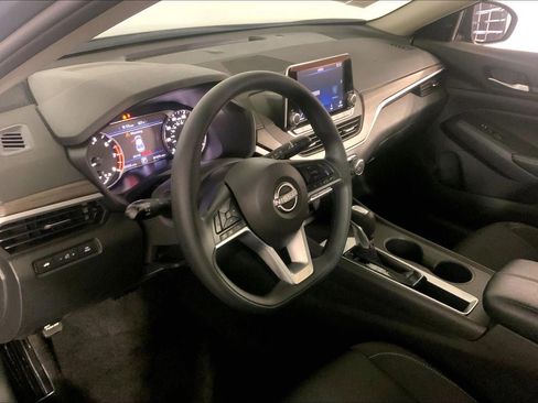 Used 2025 Nissan Altima 2.5 SV FWD image 14