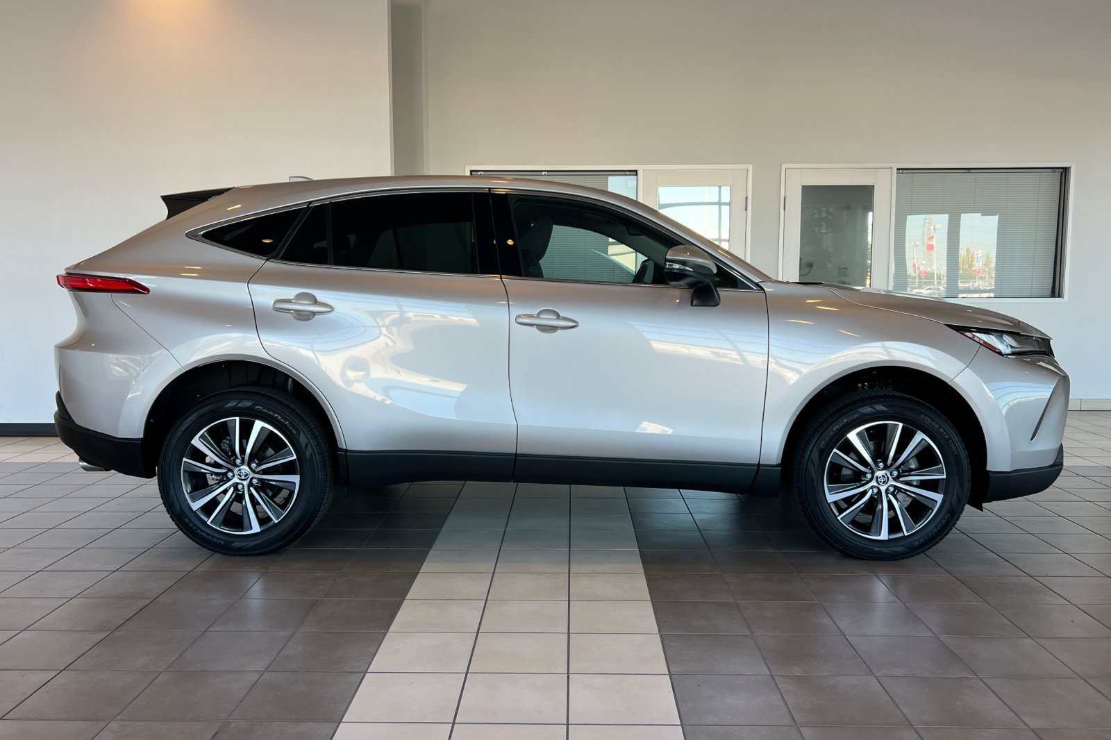Certified 2024 Toyota Venza LE AWD/4WD image 3