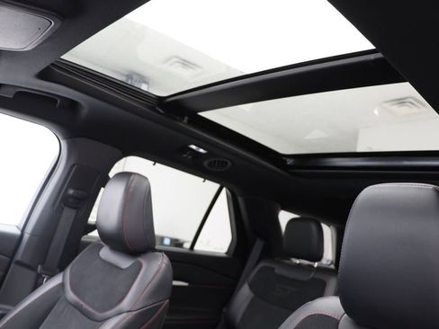 Used 2025 Ford Explorer ST image 18