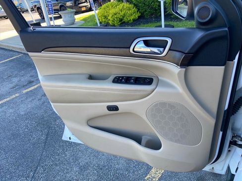 Used 2017 Jeep Grand Cherokee Limited w/ Luxury Group II AWD/4WD image 22