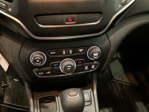 Used 2019 Jeep Cherokee Latitude w/ Popular Appearance Group image 13