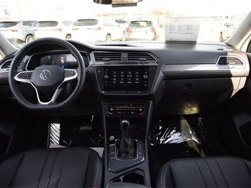 Certified 2023 Volkswagen Tiguan SE image 7