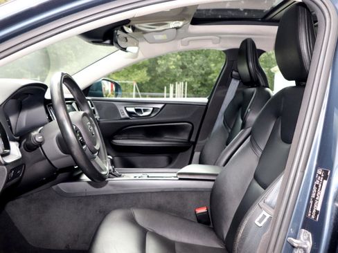 Used 2019 Volvo S60 T6 Momentum w/ Premium Package image 8