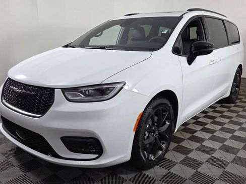 New 2026 Chrysler Pacifica Limited w/ S Appearance Package image 3