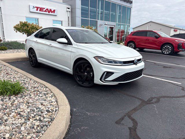 Used 2025 Volkswagen Jetta SE FWD image 1
