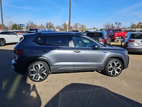 Used 2022 Volkswagen Taos SEL image 4