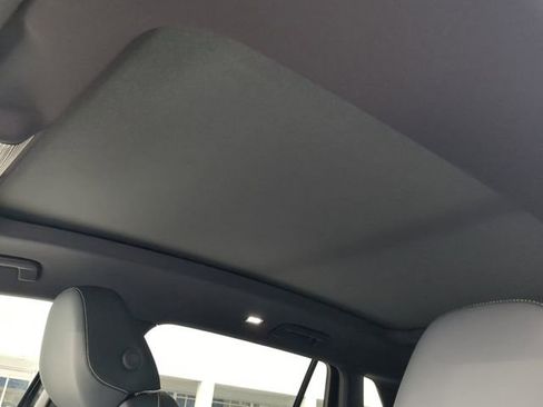 New 2025 Volkswagen Tiguan SE R-Line image 21