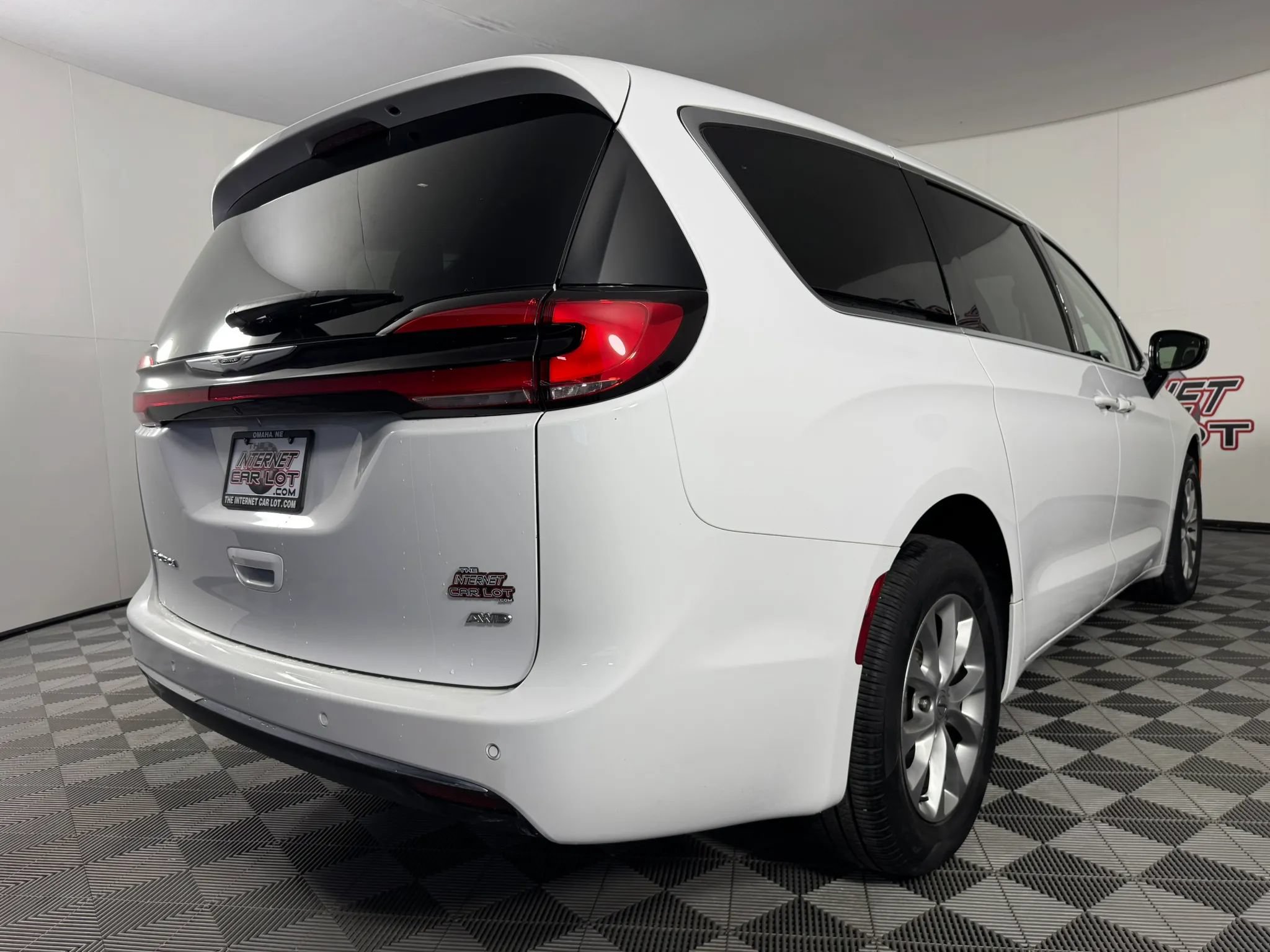 Used 2024 Chrysler Pacifica Touring-L AWD/4WD image 28