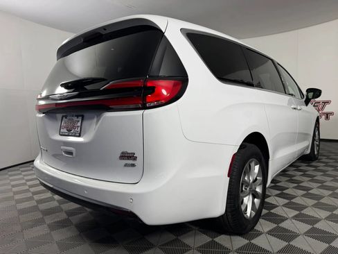 Used 2024 Chrysler Pacifica Touring-L AWD/4WD image 28