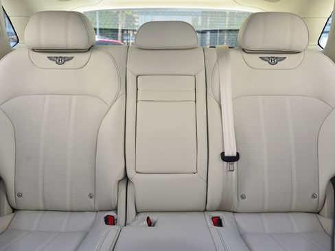 Used 2019 Bentley Bentayga AWD/4WD image 18