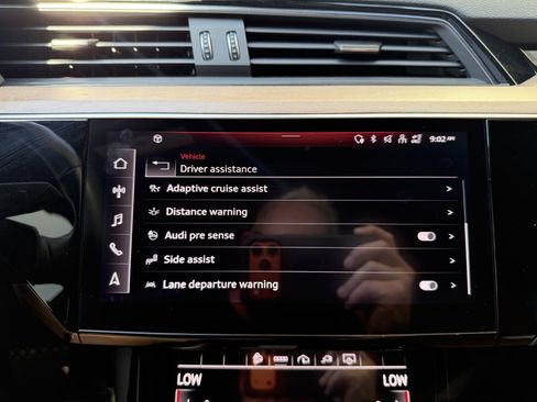 Used 2024 Audi Q8 e-tron Premium Plus w/ Premium Plus Package AWD/4WD image 27