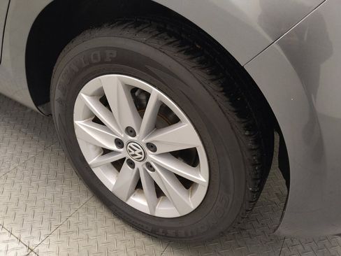 Used 2019 Volkswagen Golf SE image 31