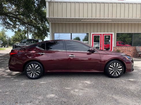 Used 2023 Nissan Altima 2.5 SV FWD image 2