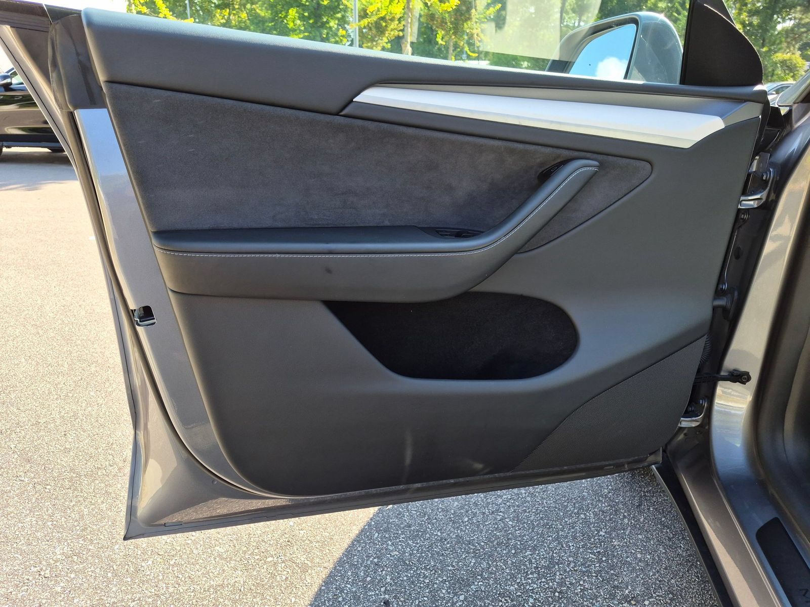 Used 2025 Tesla Model Y Long Range RWD image 12