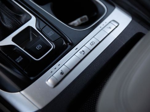 Used 2022 Kia Carnival LX image 17