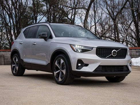 Certified 2025 Volvo XC40 B5 Plus image 7