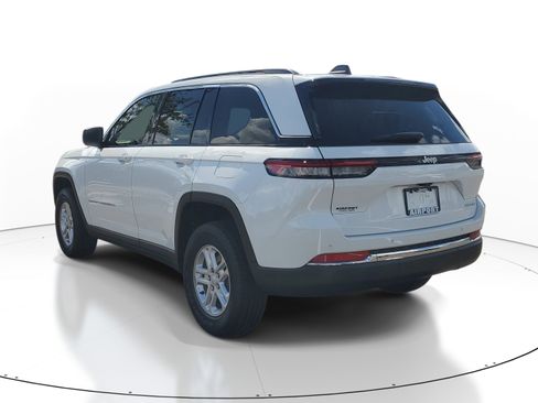 Used 2025 Jeep Grand Cherokee Laredo w/ Luxury Tech Group I RWD image 4