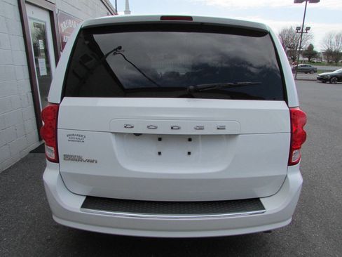 Used 2019 Dodge Grand Caravan SE image 3