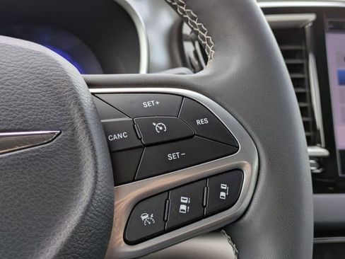 Certified 2024 Chrysler Pacifica Touring-L image 19