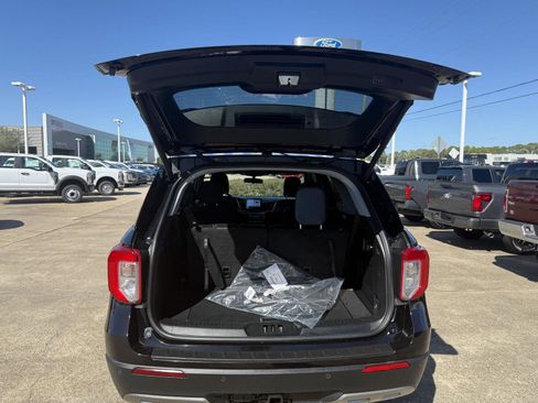 Certified 2022 Ford Explorer XLT w/ Equipment Group 202A image 10