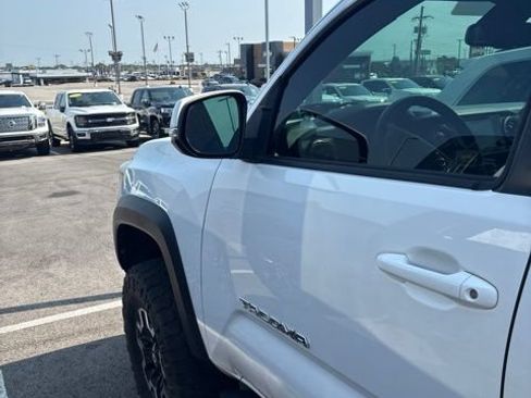 Used 2018 Toyota Tacoma TRD Off-Road AWD/4WD image 23