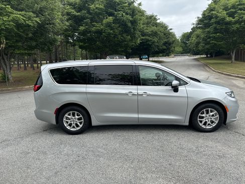 Used 2023 Chrysler Pacifica Touring-L FWD image 4