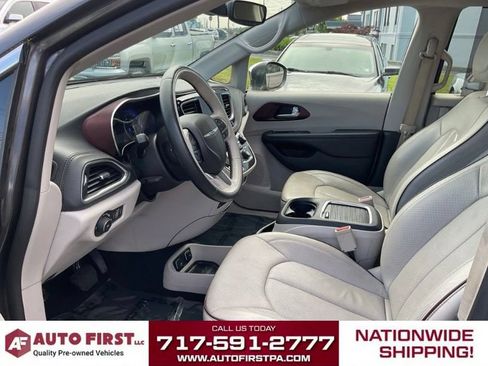 Used 2019 Chrysler Pacifica Limited w/ Advanced Safetytec Group FWD image 6