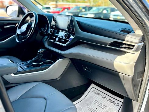 Used 2021 Toyota Highlander XLE image 11