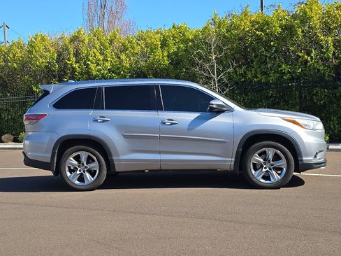 Used 2015 Toyota Highlander Limited w/ Driver Technology Package image 3