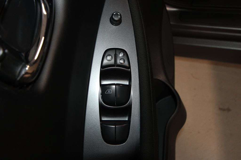 Used 2025 Nissan Leaf S FWD image 6