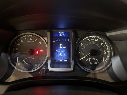 Used 2019 Toyota Tacoma TRD Off-Road w/ TRD Premium Off Road Package AWD/4WD image 11