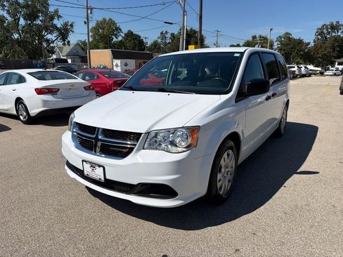 Used 2019 Dodge Grand Caravan SE FWD image 4