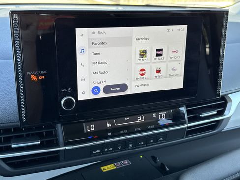 Used 2025 Toyota Sienna LE image 25