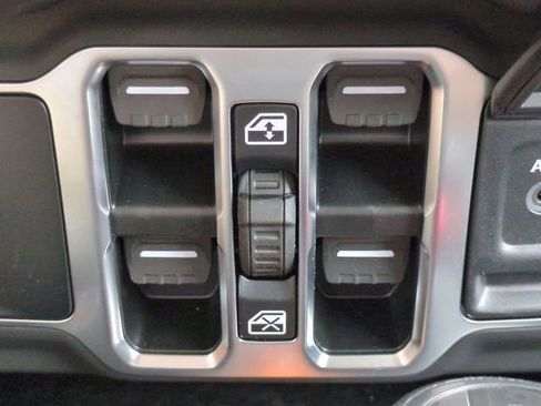 New 2025 Jeep Gladiator Sport image 23