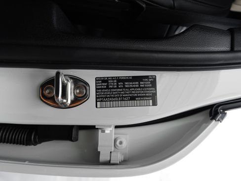 Certified 2025 Porsche Macan Turbo AWD/4WD image 41