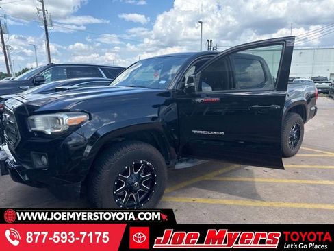 Used 2017 Toyota Tacoma TRD Sport w/ Tow Package RWD image 1