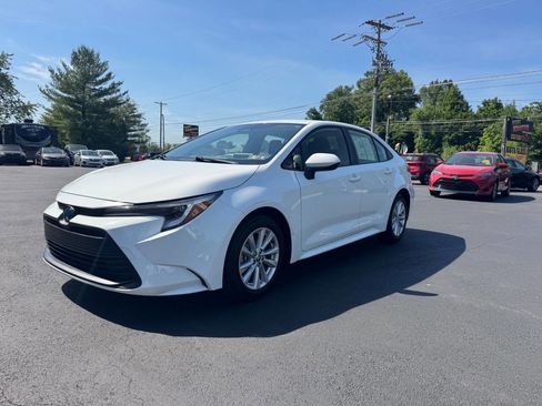 Used 2023 Toyota Corolla LE w/ LE Convenience Package FWD image 2