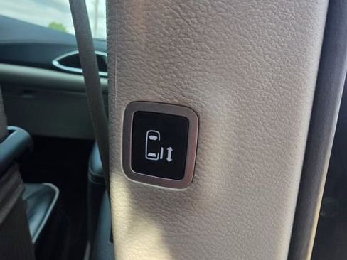 Used 2023 Chrysler Pacifica Limited FWD image 14