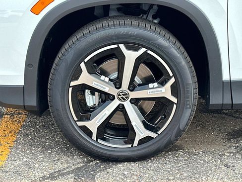 New 2025 Volkswagen Tiguan SE image 9