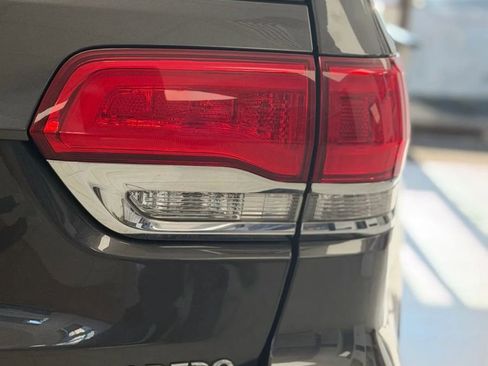 Used 2019 Jeep Grand Cherokee Laredo image 9