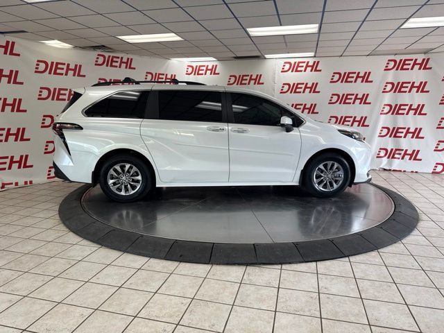 Used 2025 Toyota Sienna XLE w/ XLE Plus Package FWD image 36