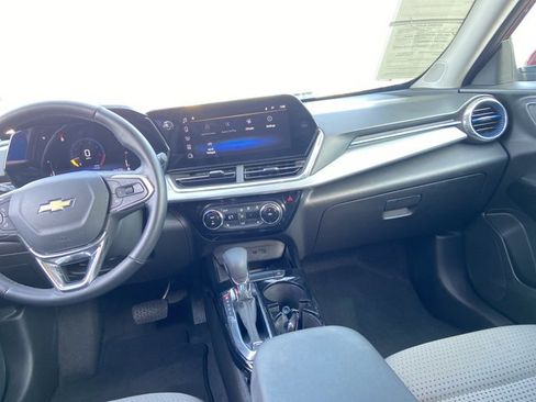 Used 2025 Chevrolet Trax LT w/ LT Convenience Package FWD image 16
